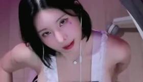 김우유의 과감한 노브라 앞치마 모습!